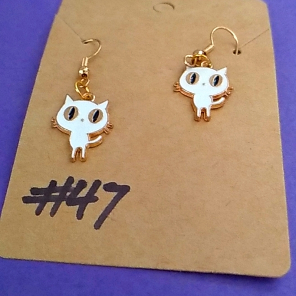 ladies fashion Cat earrings gold tone